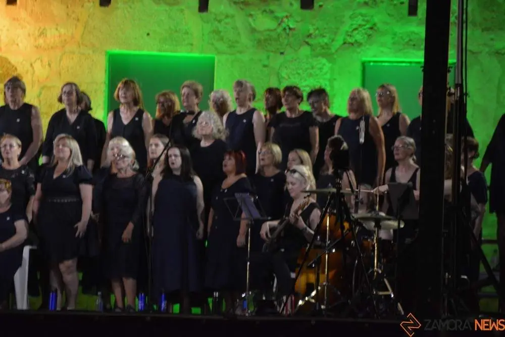 Sweet Charity Choir_17
