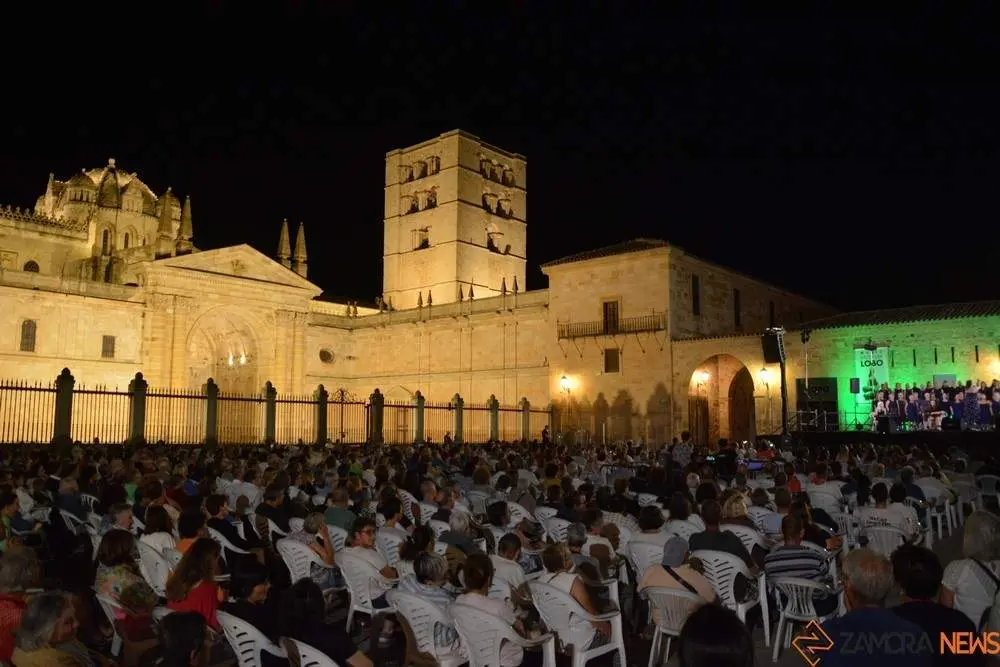 Sweet Charity Choir_19