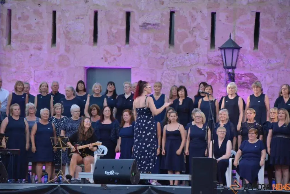 Sweet Charity Choir_24