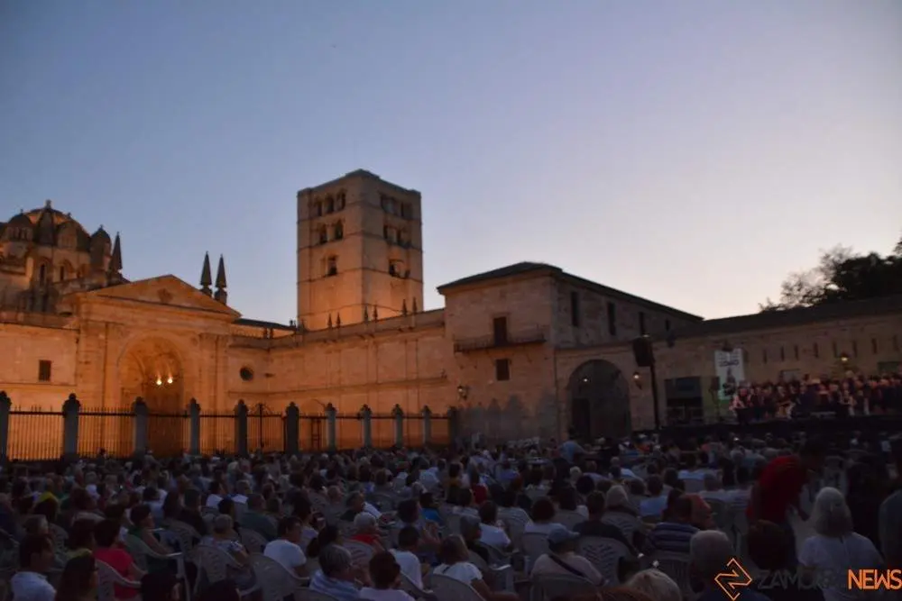 Sweet Charity Choir_27