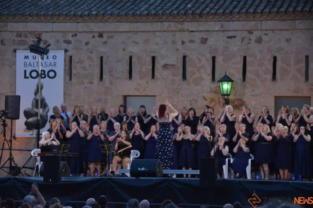 Sweet Charity Choir_29