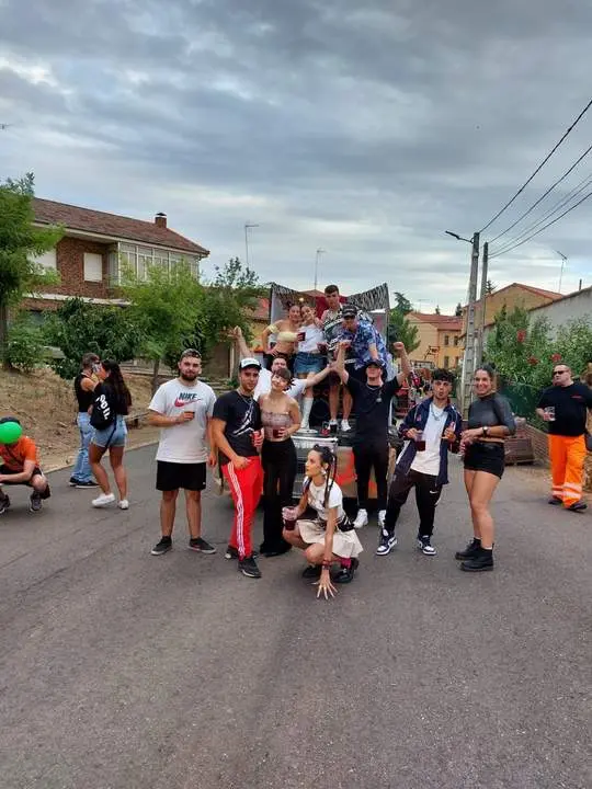 desfile de carrozas y peñas en Santibáñez de Vidriales (1)