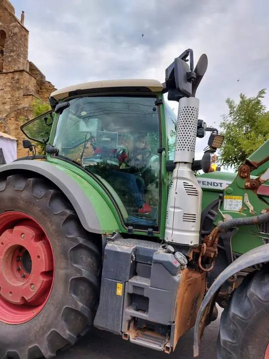 desfile de carrozas y peñas en Santibáñez de Vidriales (2)