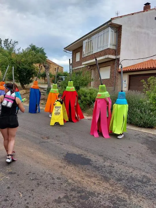 desfile de carrozas y peñas en Santibáñez de Vidriales (3)