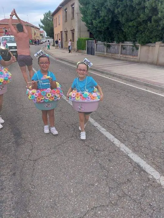 desfile de carrozas y peñas en Santibáñez de Vidriales (4)