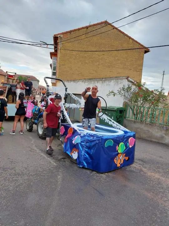 desfile de carrozas y peñas en Santibáñez de Vidriales (5)