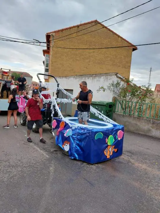 desfile de carrozas y peñas en Santibáñez de Vidriales (6)