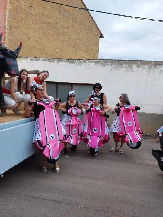 desfile de carrozas y peñas en Santibáñez de Vidriales (7)