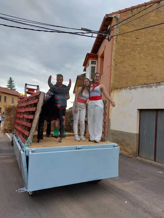 desfile de carrozas y peñas en Santibáñez de Vidriales (8)