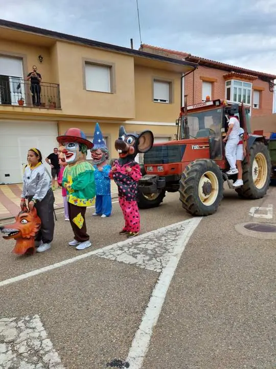 desfile de carrozas y peñas en Santibáñez de Vidriales (9)