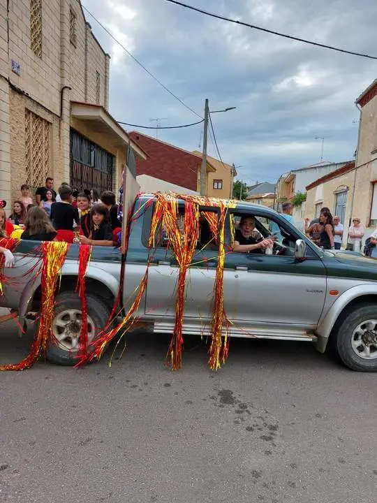 desfile de carrozas y peñas en Santibáñez de Vidriales (10)