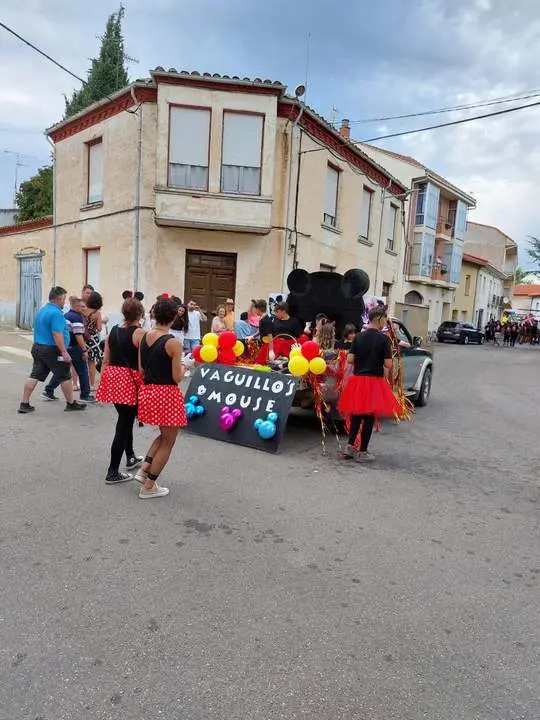 desfile de carrozas y peñas en Santibáñez de Vidriales (11)