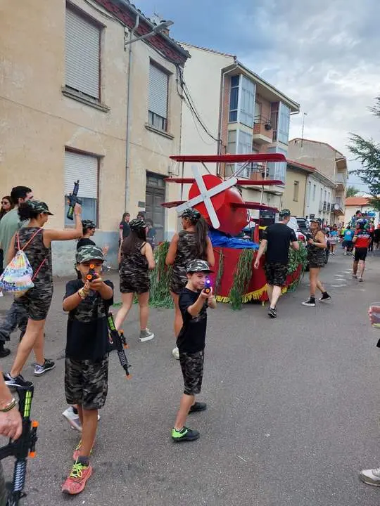 desfile de carrozas y peñas en Santibáñez de Vidriales (12)