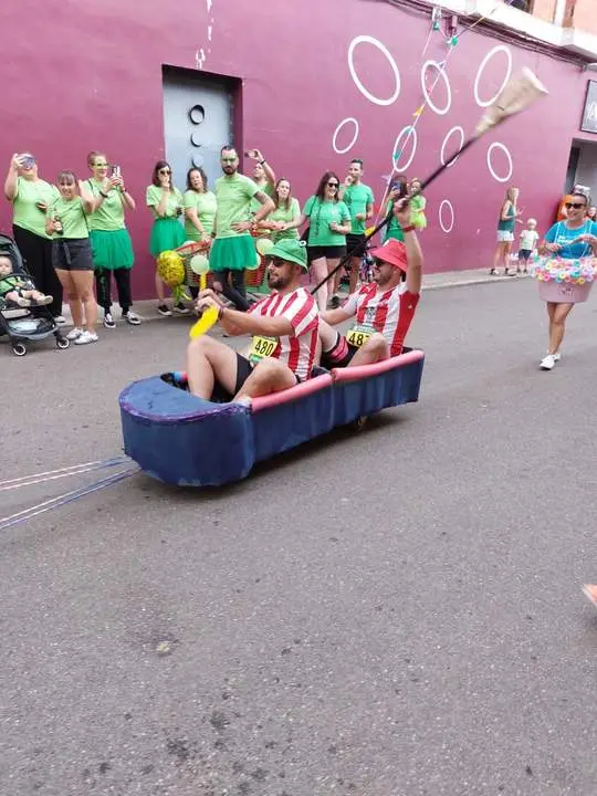 desfile de carrozas y peñas en Santibáñez de Vidriales (13)
