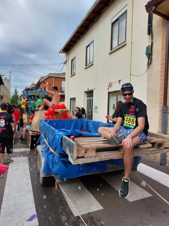 desfile de carrozas y peñas en Santibáñez de Vidriales (14)