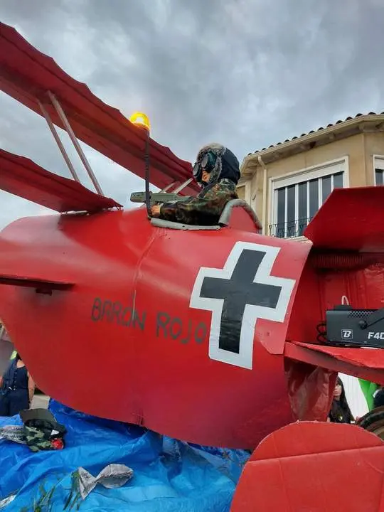 desfile de carrozas y peñas en Santibáñez de Vidriales (15)