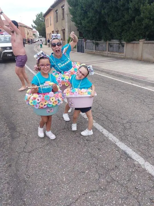 desfile de carrozas y peñas en Santibáñez de Vidriales (16)