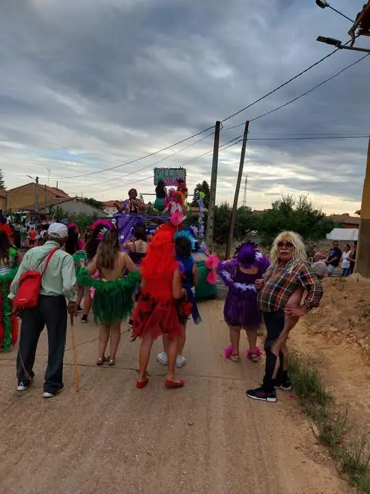 desfile de carrozas y peñas en Santibáñez de Vidriales (17)