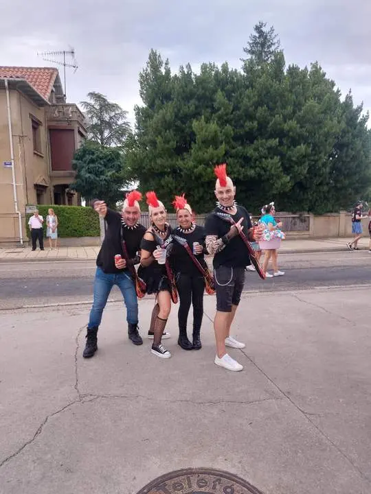 desfile de carrozas y peñas en Santibáñez de Vidriales (18)