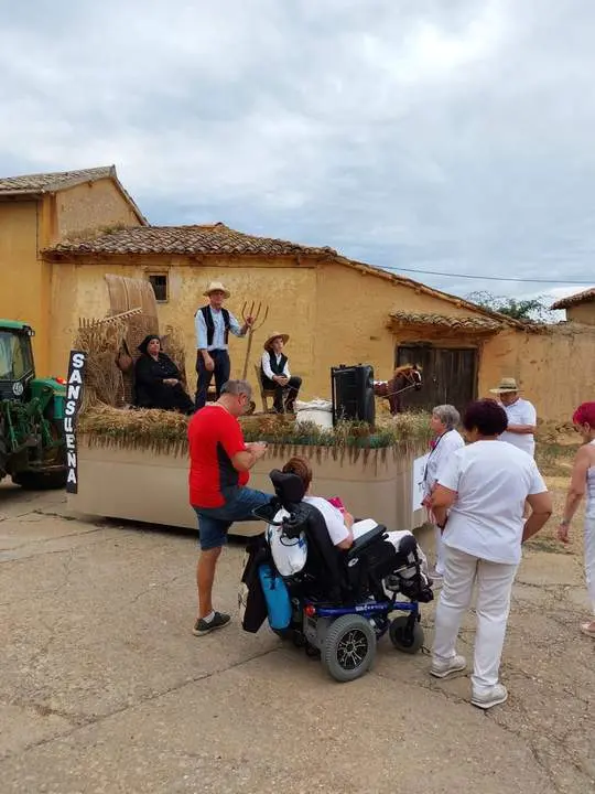 desfile de carrozas y peñas en Santibáñez de Vidriales (19)