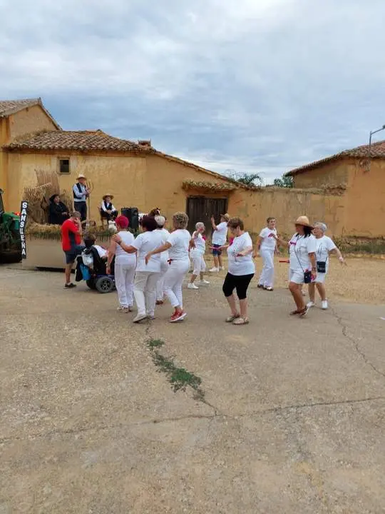 desfile de carrozas y peñas en Santibáñez de Vidriales (20)