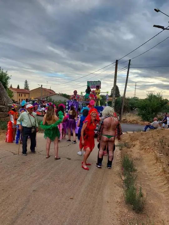 desfile de carrozas y peñas en Santibáñez de Vidriales (21)