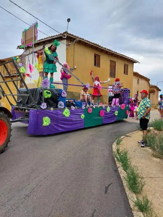 desfile de carrozas y peñas en Santibáñez de Vidriales (22)