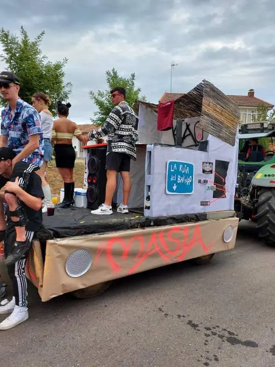 desfile de carrozas y peñas en Santibáñez de Vidriales (23)