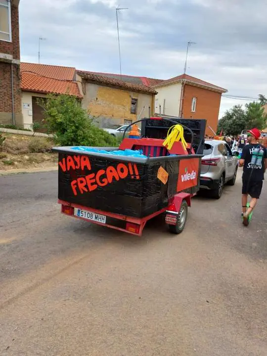 desfile de carrozas y peñas en Santibáñez de Vidriales (24)