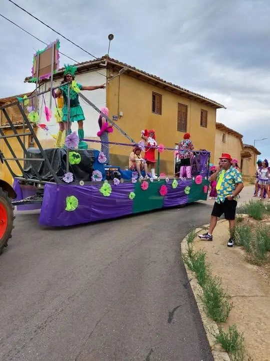 desfile de carrozas y peñas en Santibáñez de Vidriales (25)