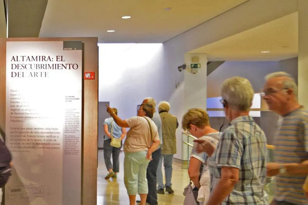 Visitantes en una sala del Museo Nacional y Centro de Investigación de Altamira (Santillana del Mar, Cantabria)