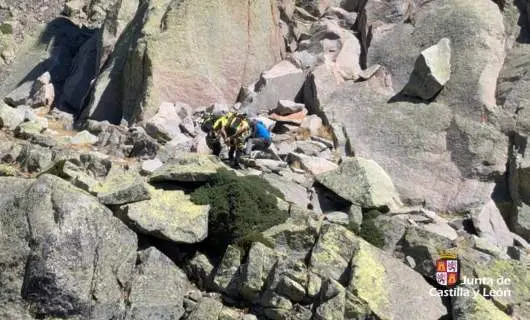 El Grupo de Rescate de Castilla y León auxilia a un escalador herido en la Sierra de Gredos