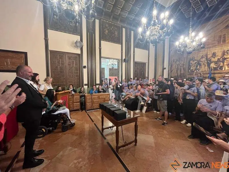 El Ayuntamiento recibe a los grupos que participan en el Festival Internacional de Folclore
