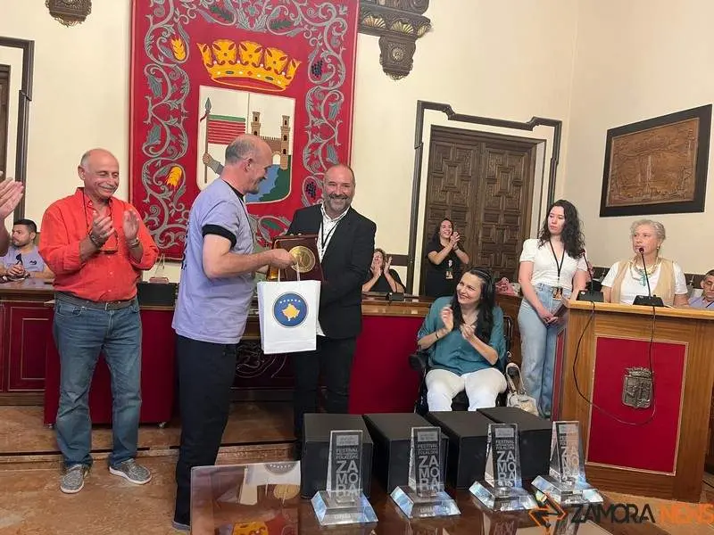 El Ayuntamiento recibe a los grupos que participan en el Festival Internacional de Folclore