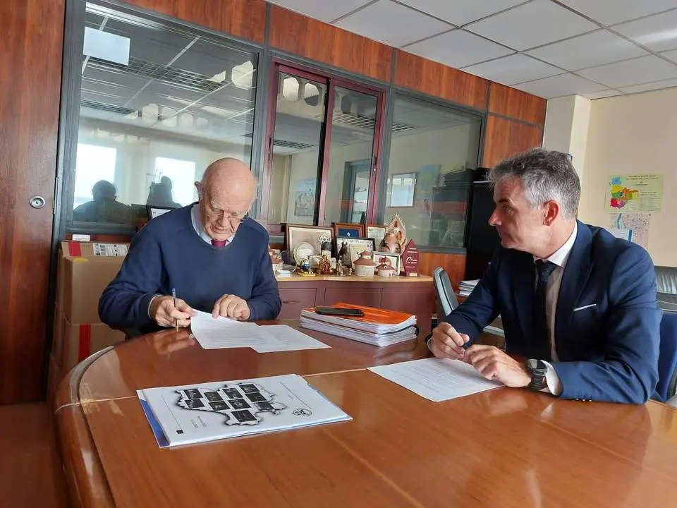 Jesús Mediavilla y Jesús García del Valle durante la firma del acuerdo