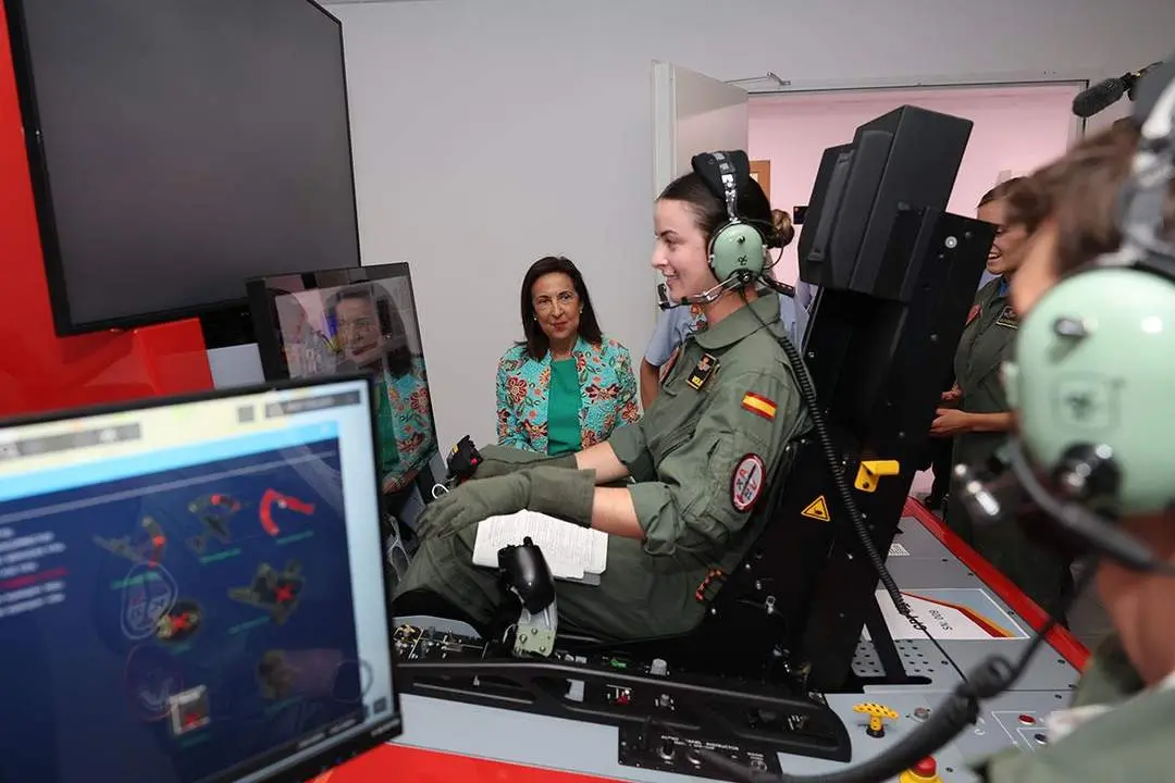 La ministra de Defensa, Margarita Robles, durante su visita a la Academia General del Aire, Base Aérea de San Javier (Murcia).