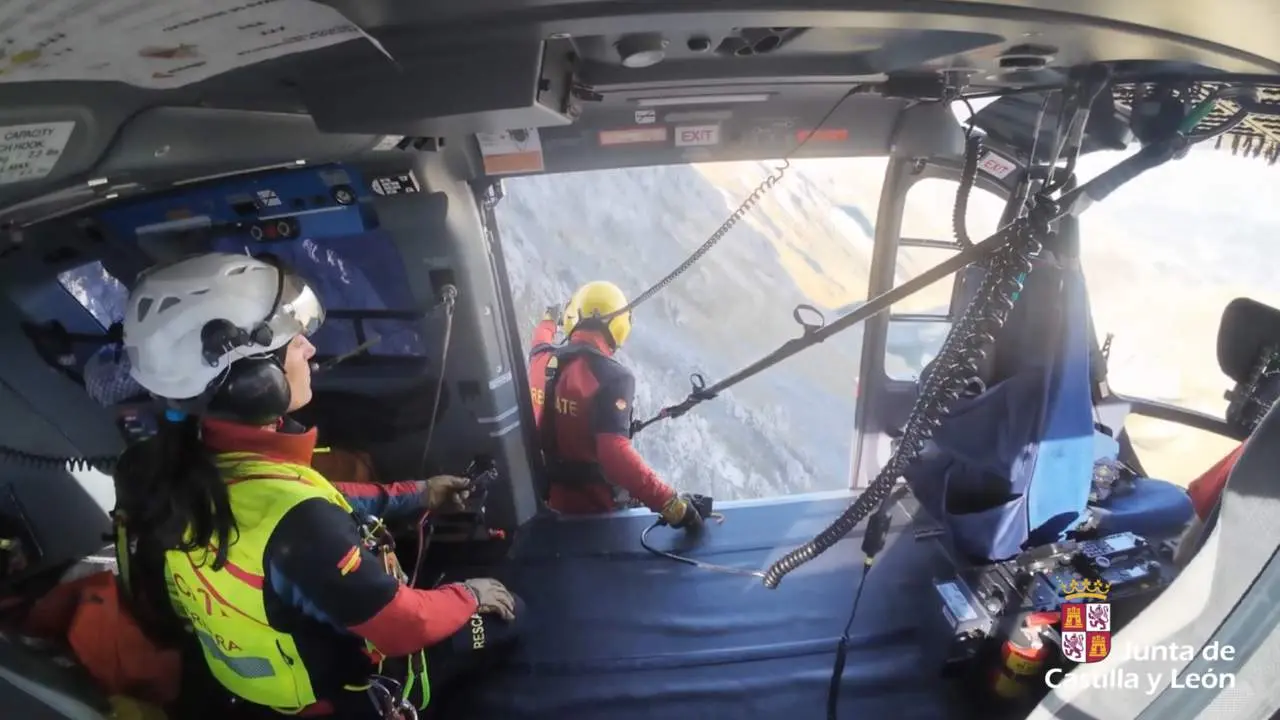 El Grupo de Rescate de la Junta de Castilla y León evacúa a un montañero herido en Peña Ubiña