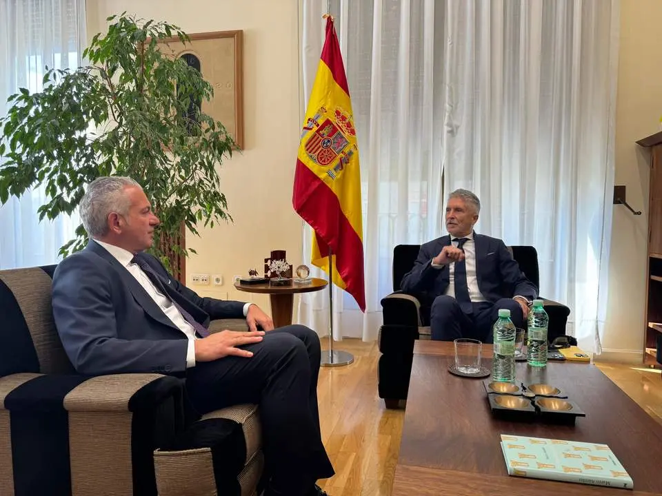 El ministro de Interior, Fernando Grande Marlaska, ha mantenido una reunión con el delegado del Gobierno en Castilla y León, Nicanor Sen