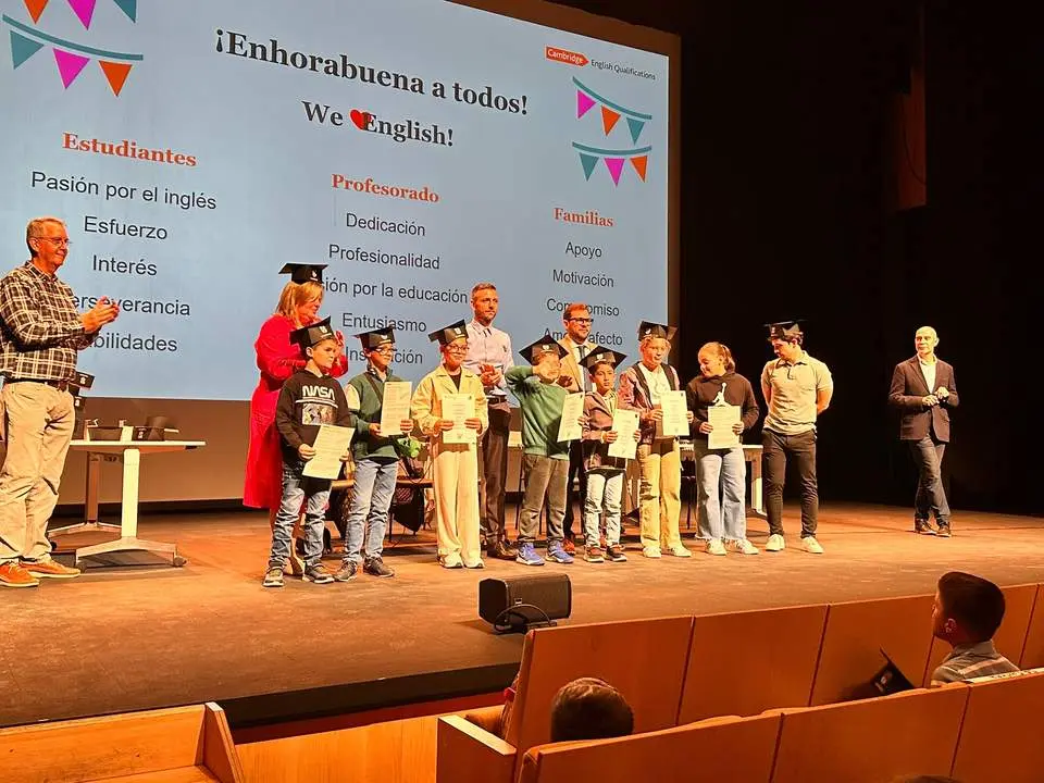 diplomas a alumnos del Consorcio Centro de Idiomas