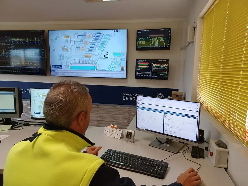 Un trabajador de Aquona gestionando la aplicación DROP