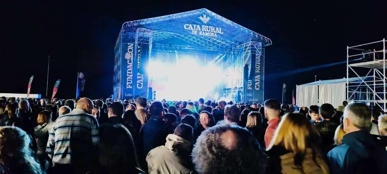 Juego de luces y humo en IFEZA