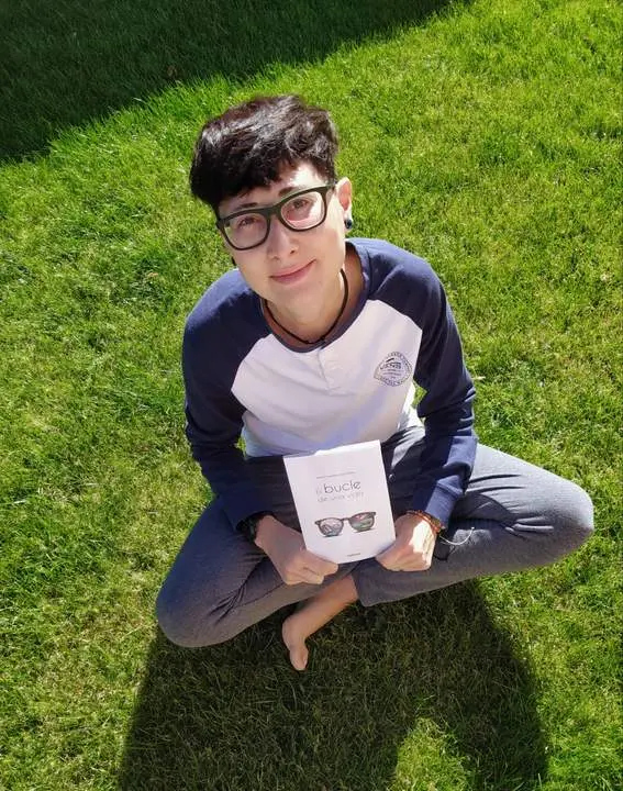 Rocio Ramos con su libro El Bucle de la Vida. IMAGEN CEDIDA