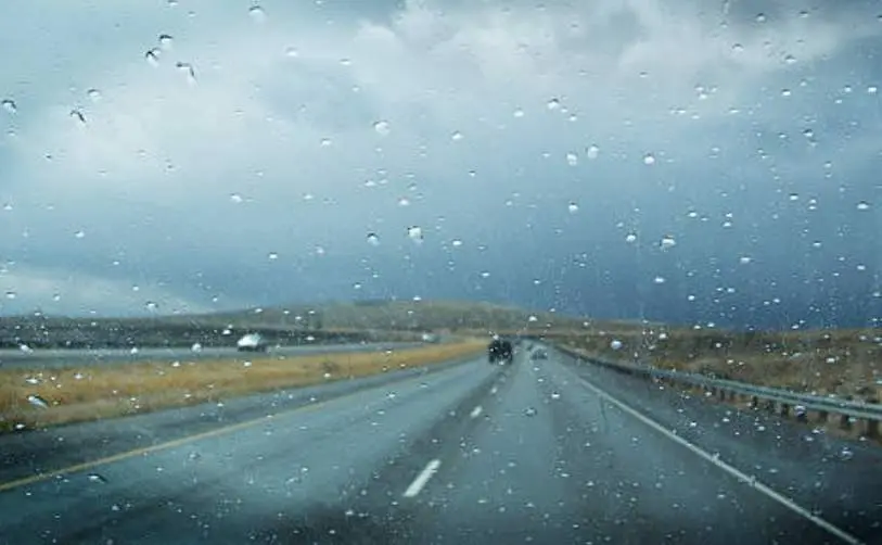 Fotografía de archivo de conducción en un día de lluvia
