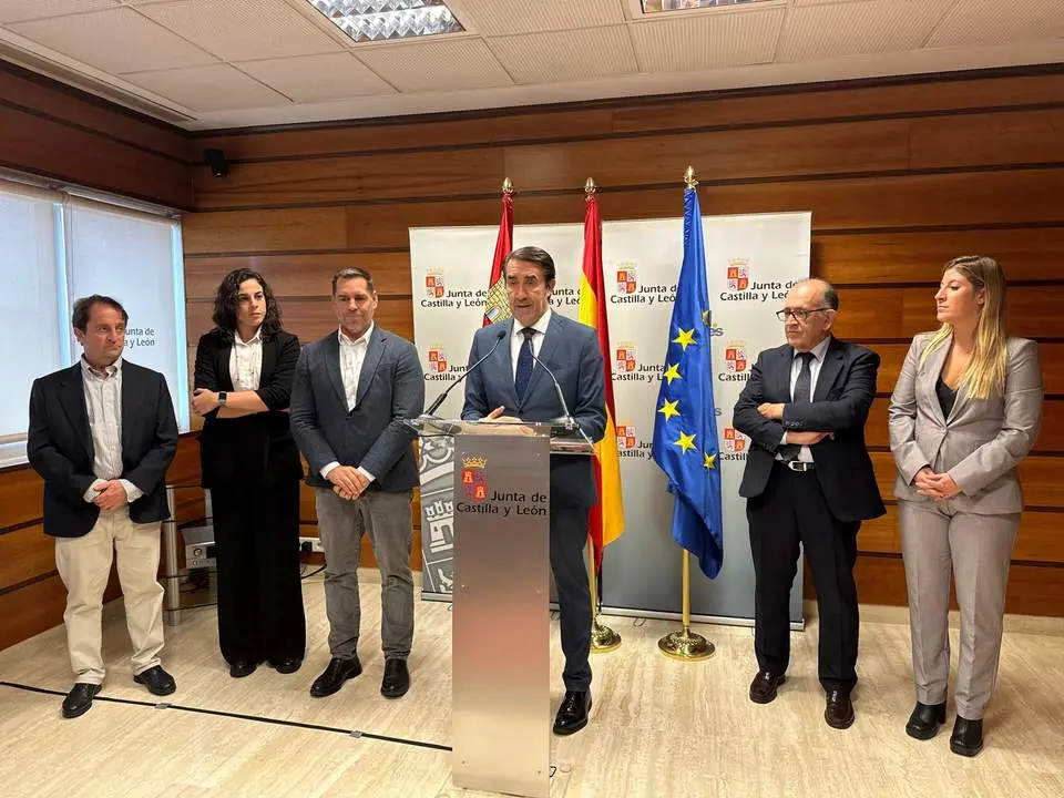 La junta y repsol firmando un acuerdo