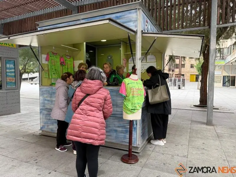 personas inscribiendose en la carrera contra el cáncer de Zamora 