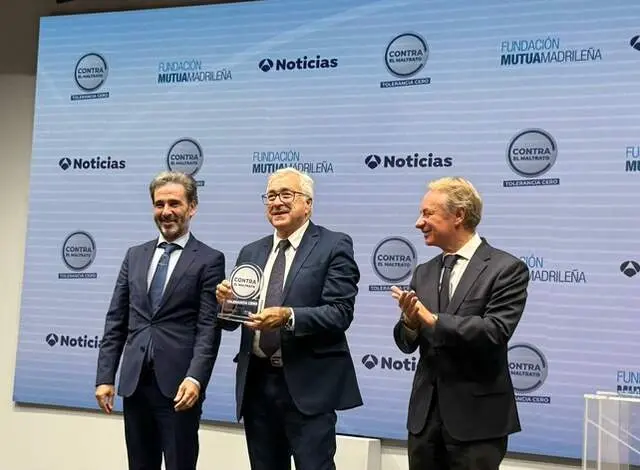 Puebla de Sanabria recibe el premio Contra el Maltrato Tolerancia Cero