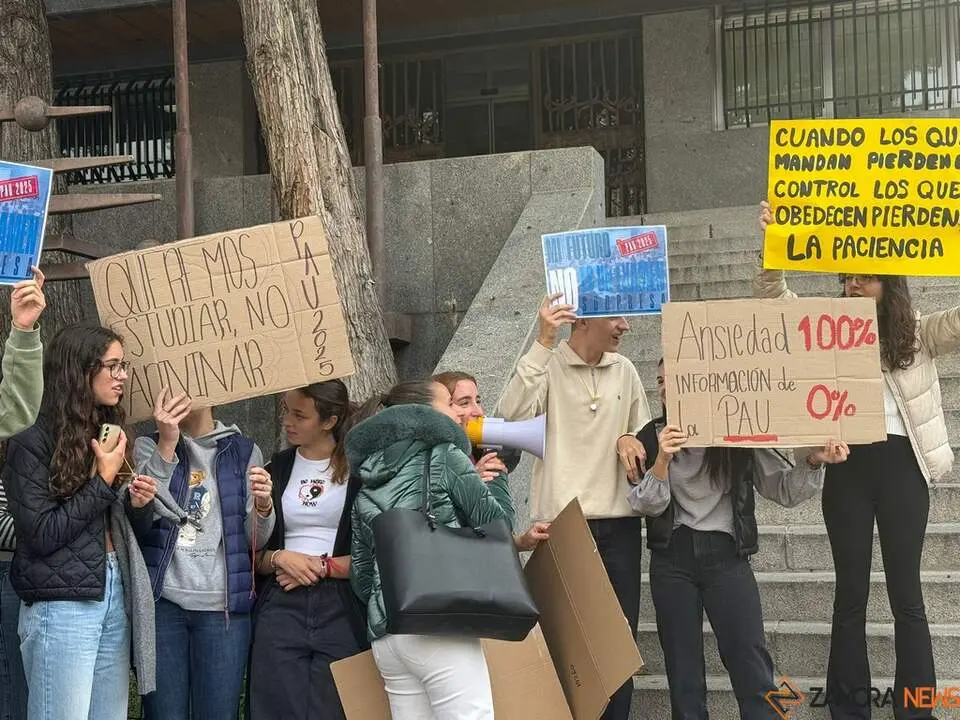 Estudiantes manifestandose EBAU_2