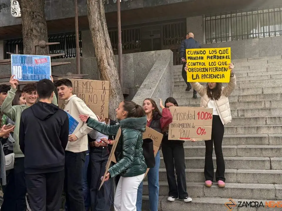 Estudiantes manifestandose EBAU_4