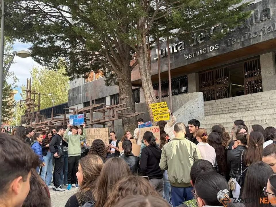 Estudiantes manifestandose EBAU_6