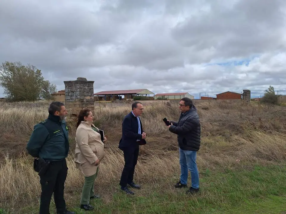 El subdelegado visita los efectos de las lluvias caídas en la localidad de Villafáfila